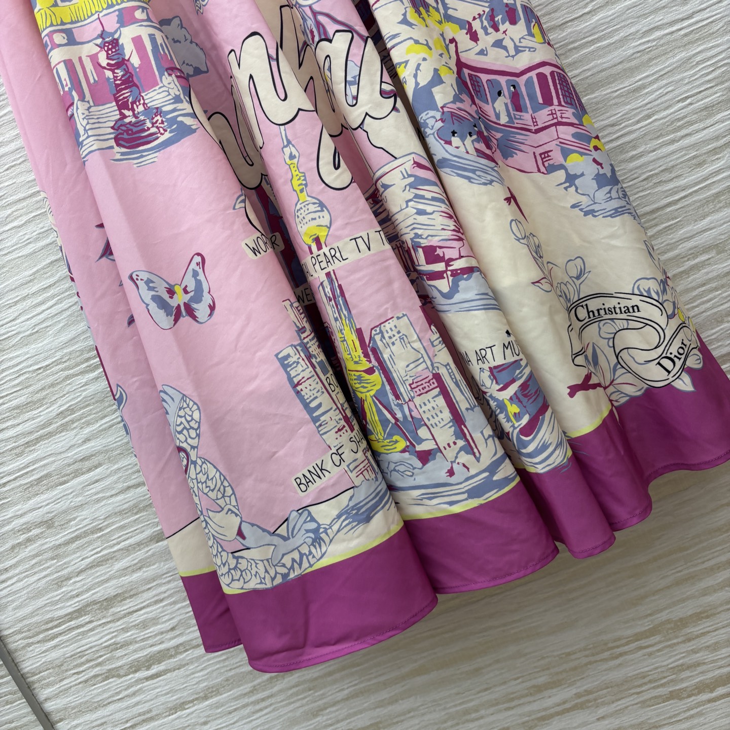 D家25新款 souvenir城市限定系列半身裙 高腰A字大裙摆 时髦又洋气 高腰版型 恰到好处的裙长 
