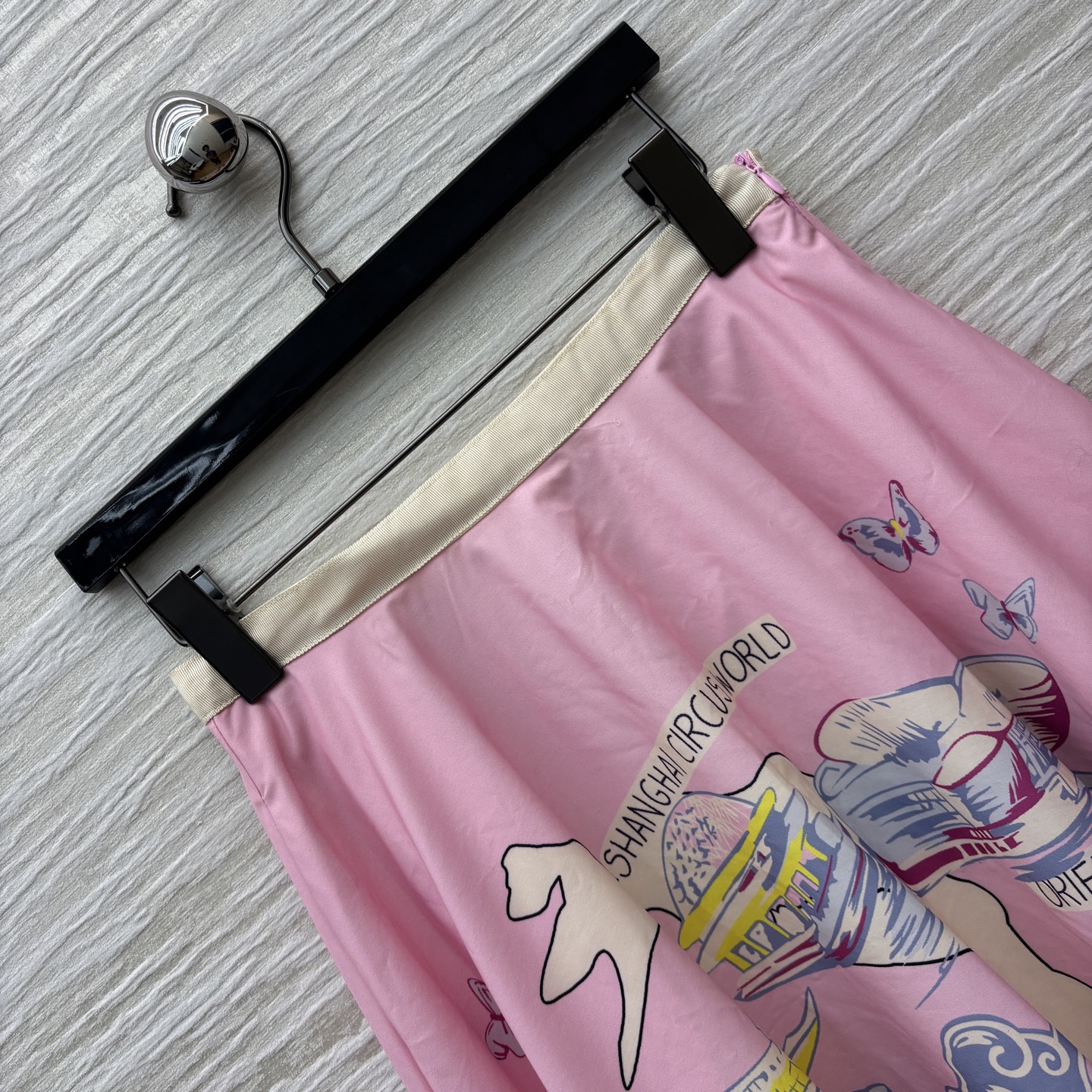 D家25新款 souvenir城市限定系列半身裙 高腰A字大裙摆 时髦又洋气 高腰版型 恰到好处的裙长 