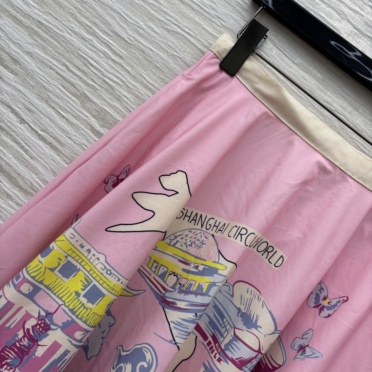 D家25新款 souvenir城市限定系列半身裙 高腰A字大裙摆 时髦又洋气 高腰版型 恰到好处的裙长 
