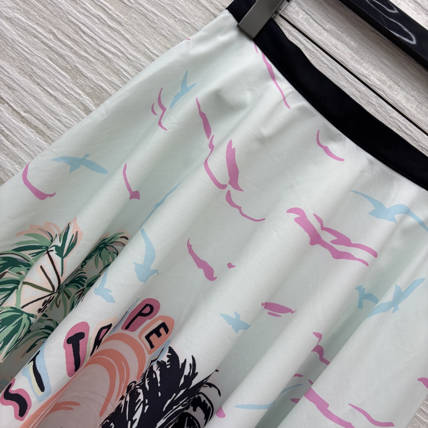 D家25新款 souvenir城市限定系列半身裙 高腰A字大裙摆 时髦又洋气 高腰版型 恰到好处的裙长 
