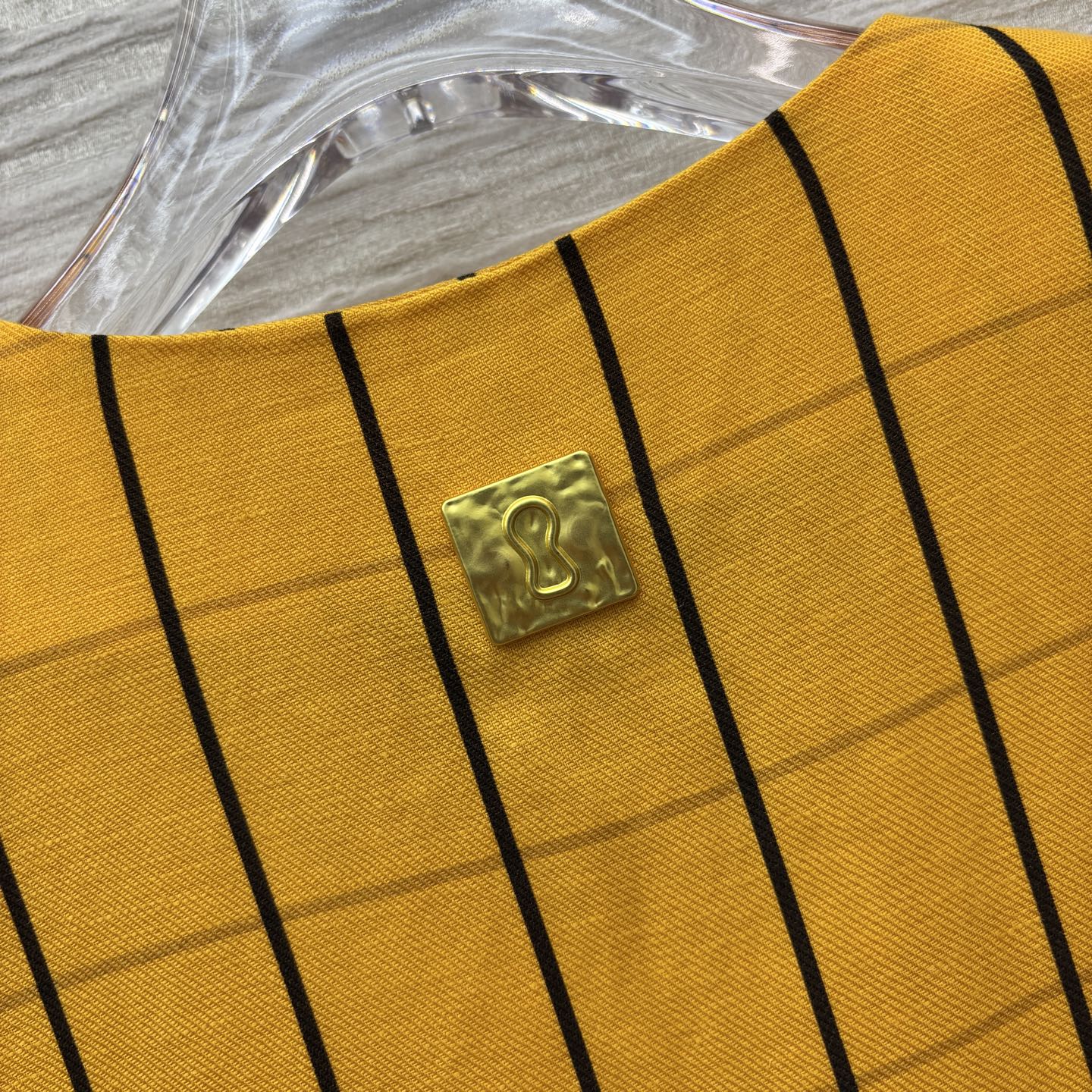 Sch家 26新款 格纹亚麻无袖连衣裙 金钥扣装饰 订制麻和天丝面料 非常亲肤 对格设计经典耐看 气质圆