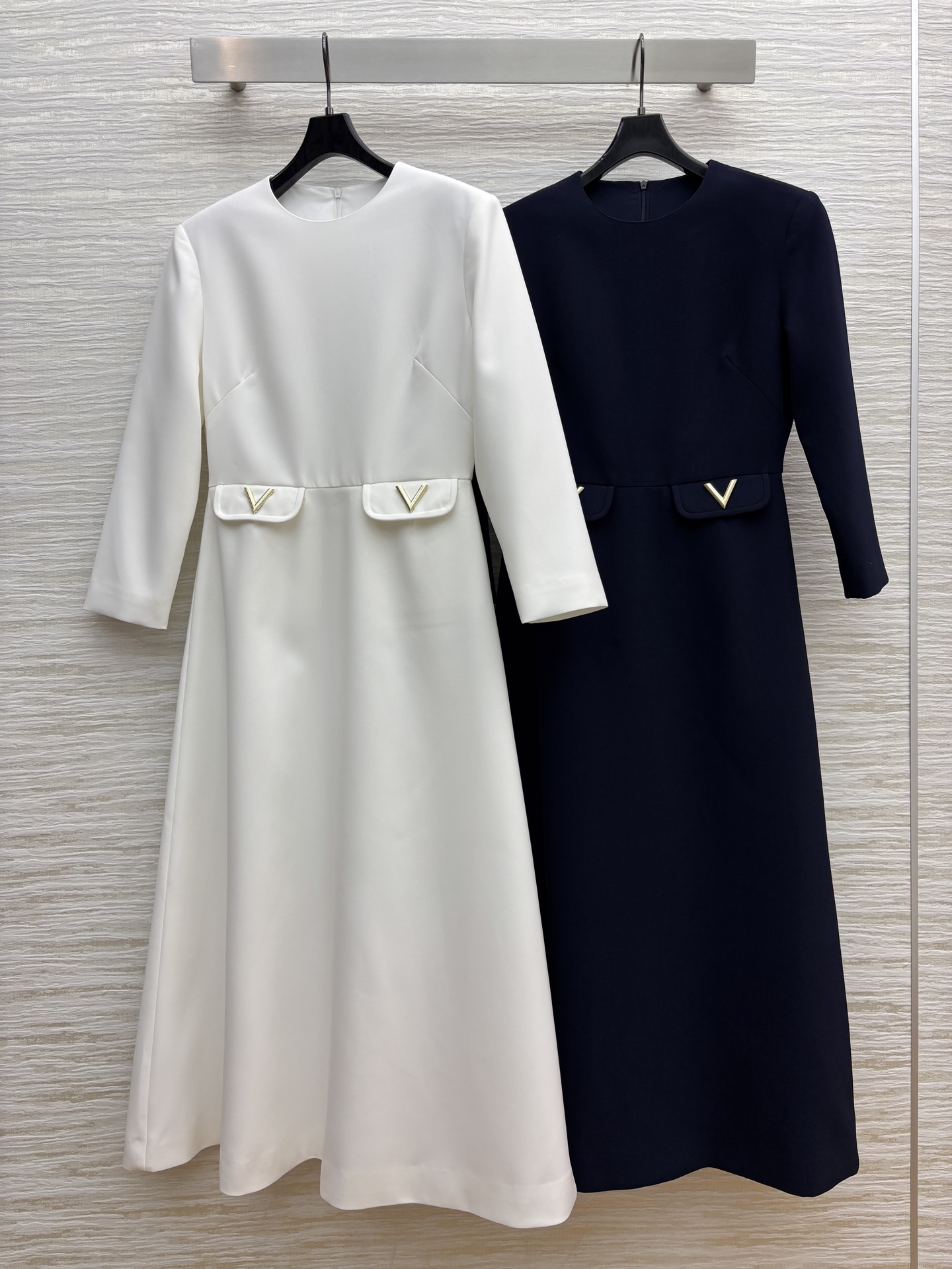 V家 25夏季新款  V字金属长款连衣裙 轻熟风的优雅气质 圆领直筒版型 超长裙摆谁穿都很显瘦不挑人 夏