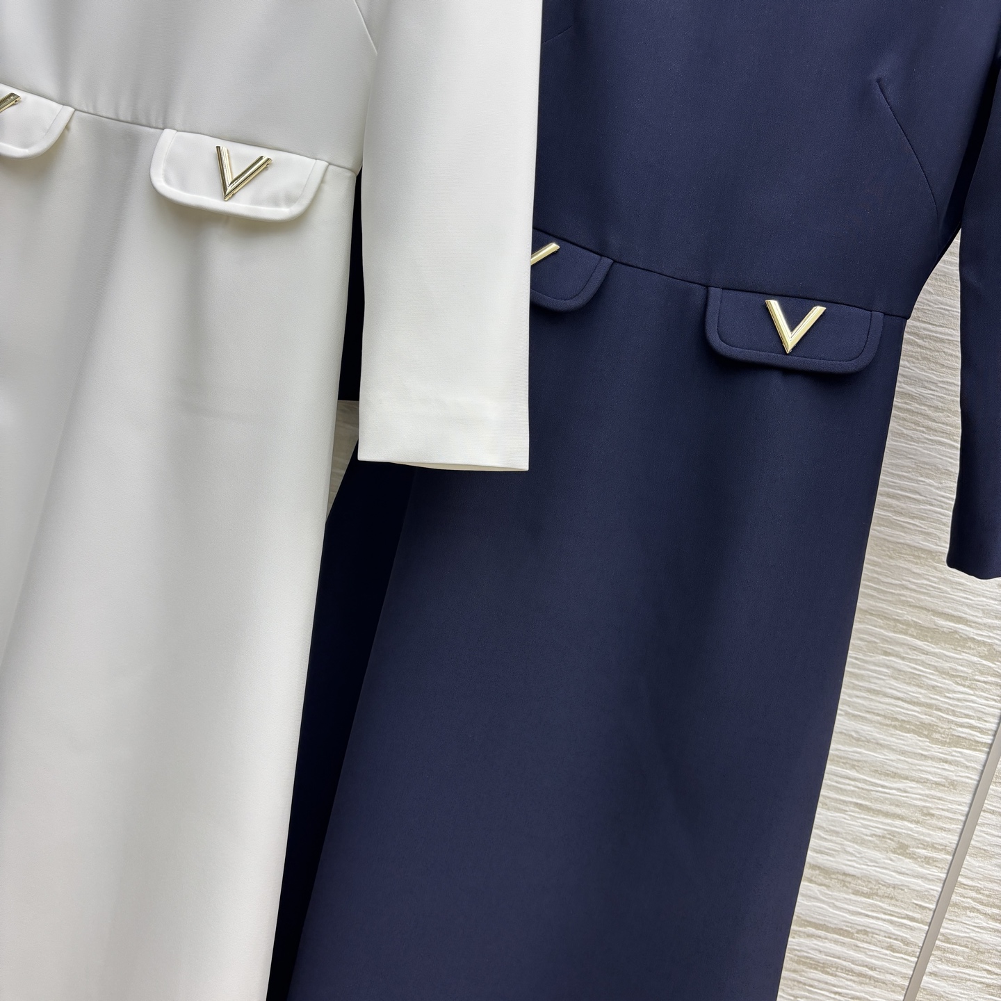 V家 25夏季新款  V字金属长款连衣裙 轻熟风的优雅气质 圆领直筒版型 超长裙摆谁穿都很显瘦不挑人 夏