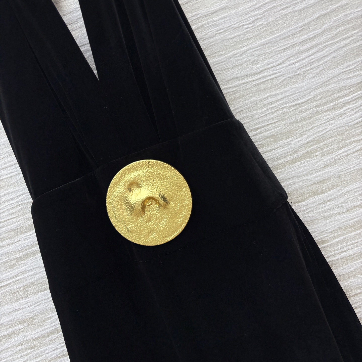 Sch家 25秋冬新款 金扣装饰挂脖丝绒连体裤  挂脖无袖设计  展现出肩颈线条柔美流畅   订制丝绒面