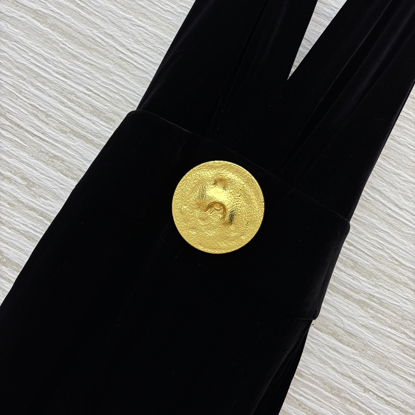 Sch家 25秋冬新款 金扣装饰挂脖丝绒连体裤  挂脖无袖设计  展现出肩颈线条柔美流畅   订制丝绒面