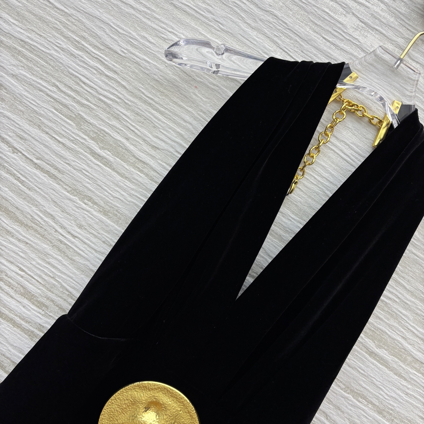Sch家 25秋冬新款 金扣装饰挂脖丝绒连体裤  挂脖无袖设计  展现出肩颈线条柔美流畅   订制丝绒面