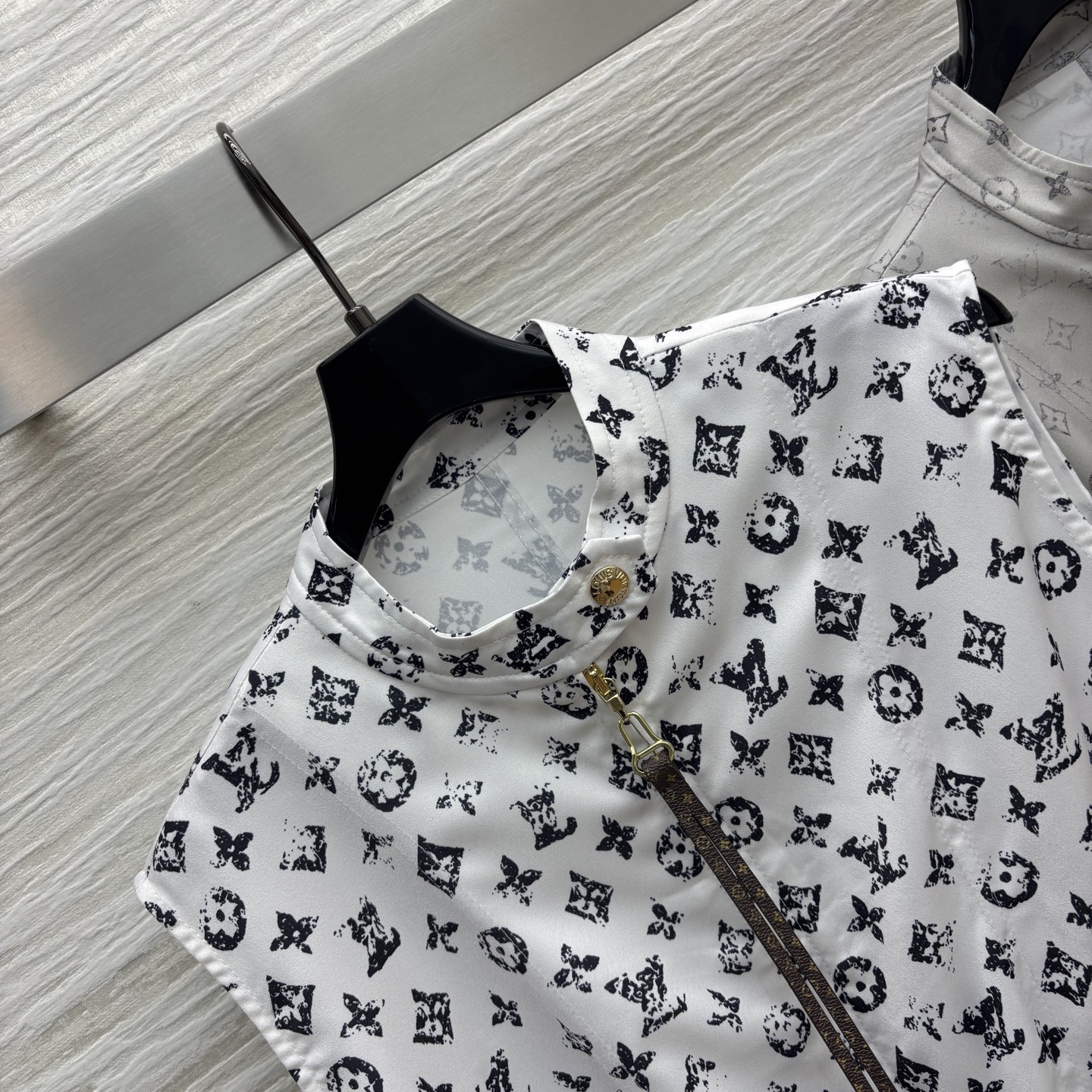 L家 25春夏新款 经典老花背心收腰连衣裙 圆领半拉链无袖设计 满身棋渐变Logo印花满满的高级感 腰间