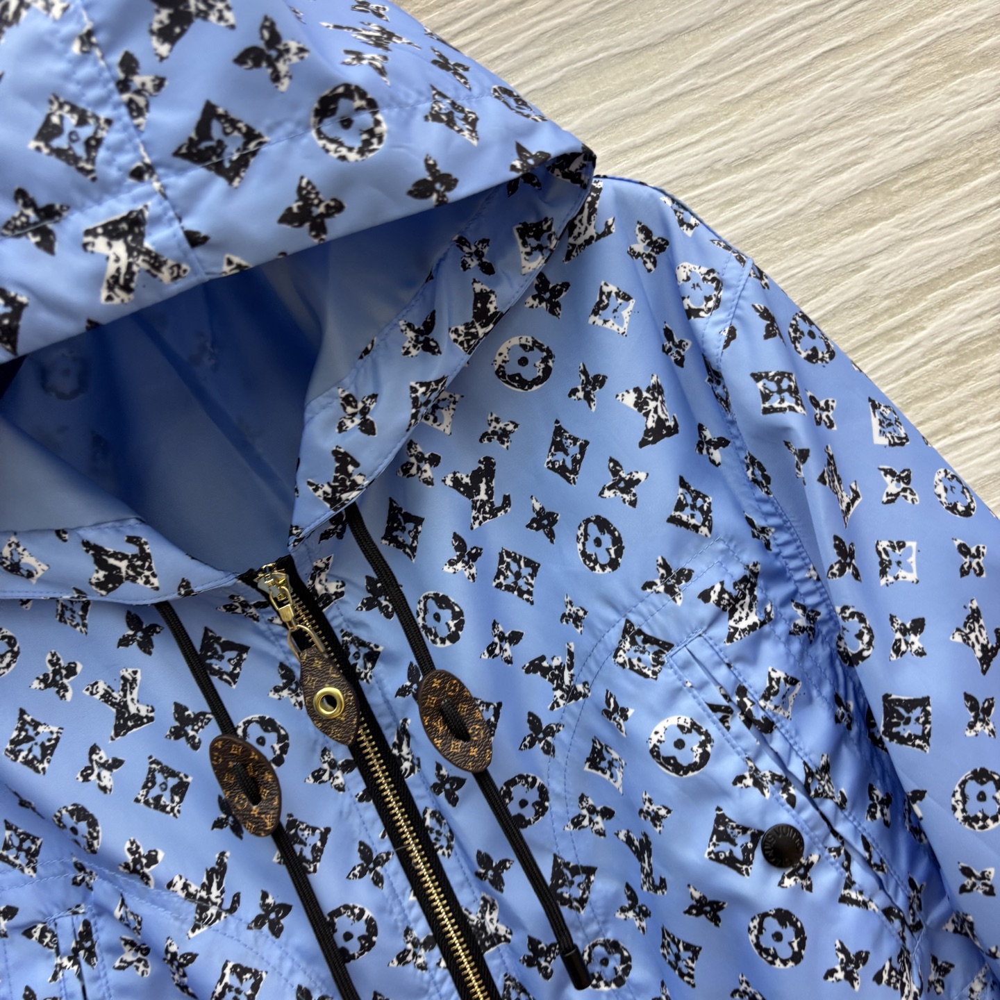 L家 25夏季新款 老花印花连帽收腰外套 经典的连帽设计百搭不挑人 抽绳收腰点缀  完美分割身材比例 显