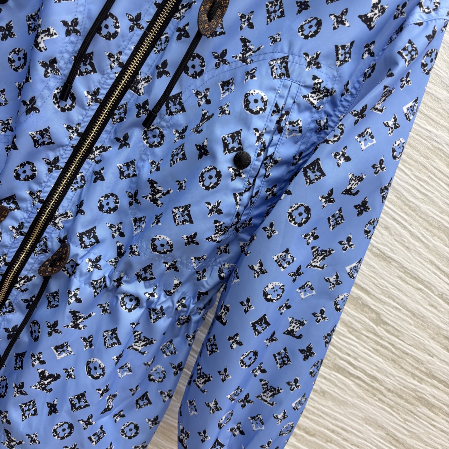 L家 25夏季新款 老花印花连帽收腰外套 经典的连帽设计百搭不挑人 抽绳收腰点缀  完美分割身材比例 显