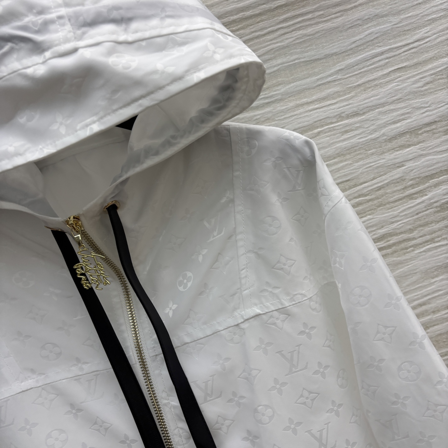 L家 25夏季新款 白色老花连帽外套 通身满印品牌Logo老花 喜欢老花的千万不要错过 耐看经典不会过时