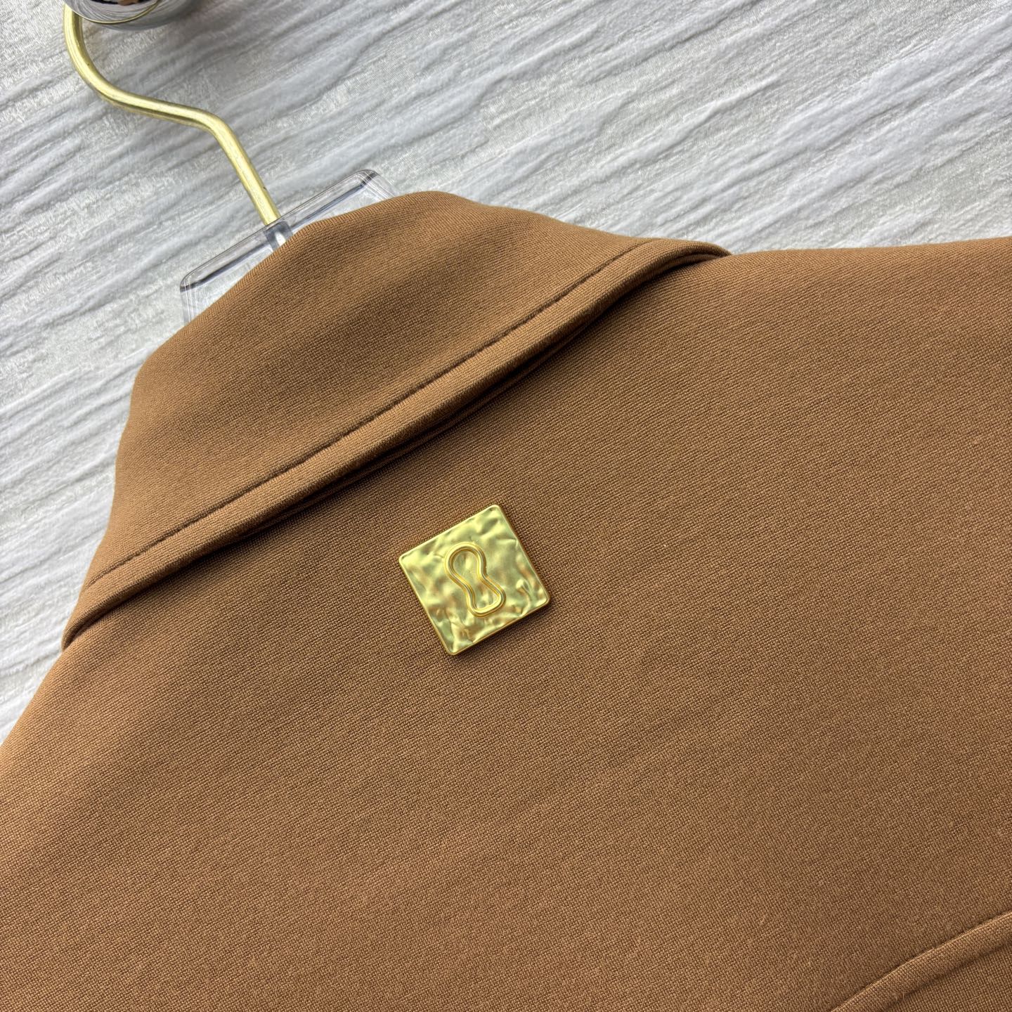 四个码SMLXL Sch 25新款 异形扣翻领工装风衬衫 简单时髦又高级 基础版型百搭不挑人 定制异形扣