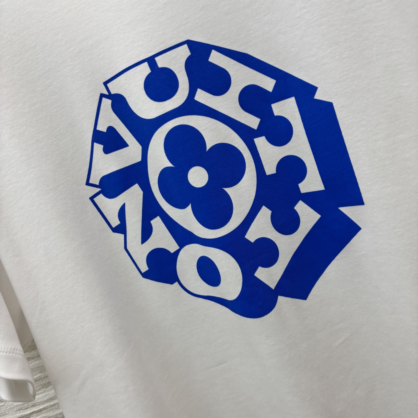 L家 25早秋新款 logo图案印花短袖T恤 推荐款超赞撞色搭配元素  版型是基础宽松版型 胸前撞色lo