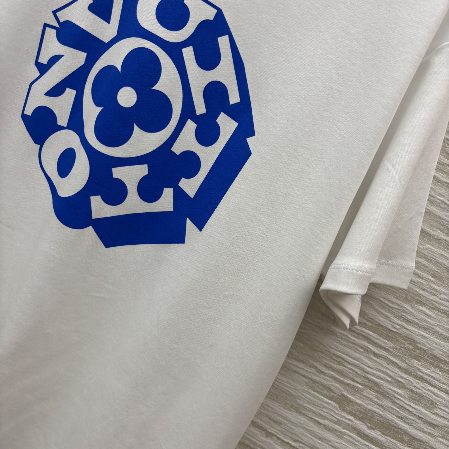 L家 25早秋新款 logo图案印花短袖T恤 推荐款超赞撞色搭配元素  版型是基础宽松版型 胸前撞色lo