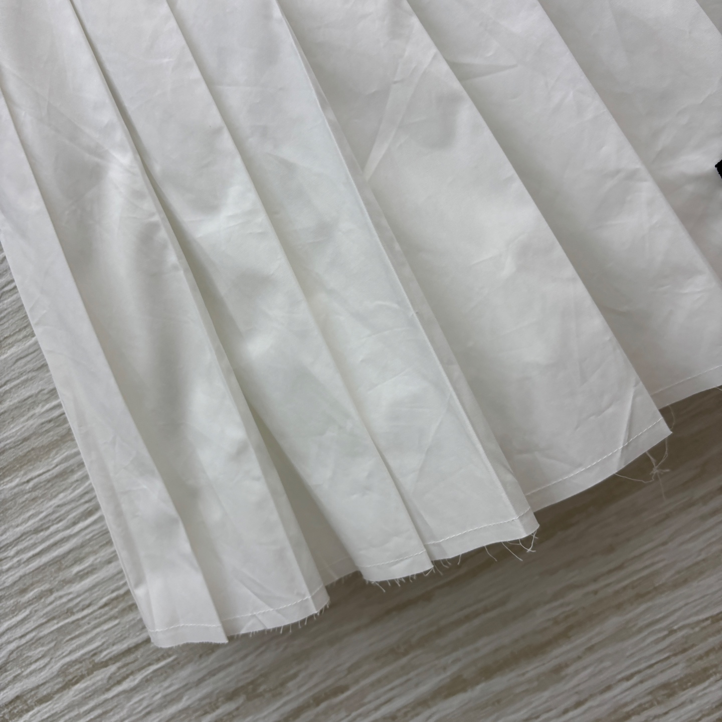 Miu家 25新款 织带拼接休闲系列 高腰百褶短裙 简约白色基调尽显干净纯粹  拼接logo织带松紧腰 