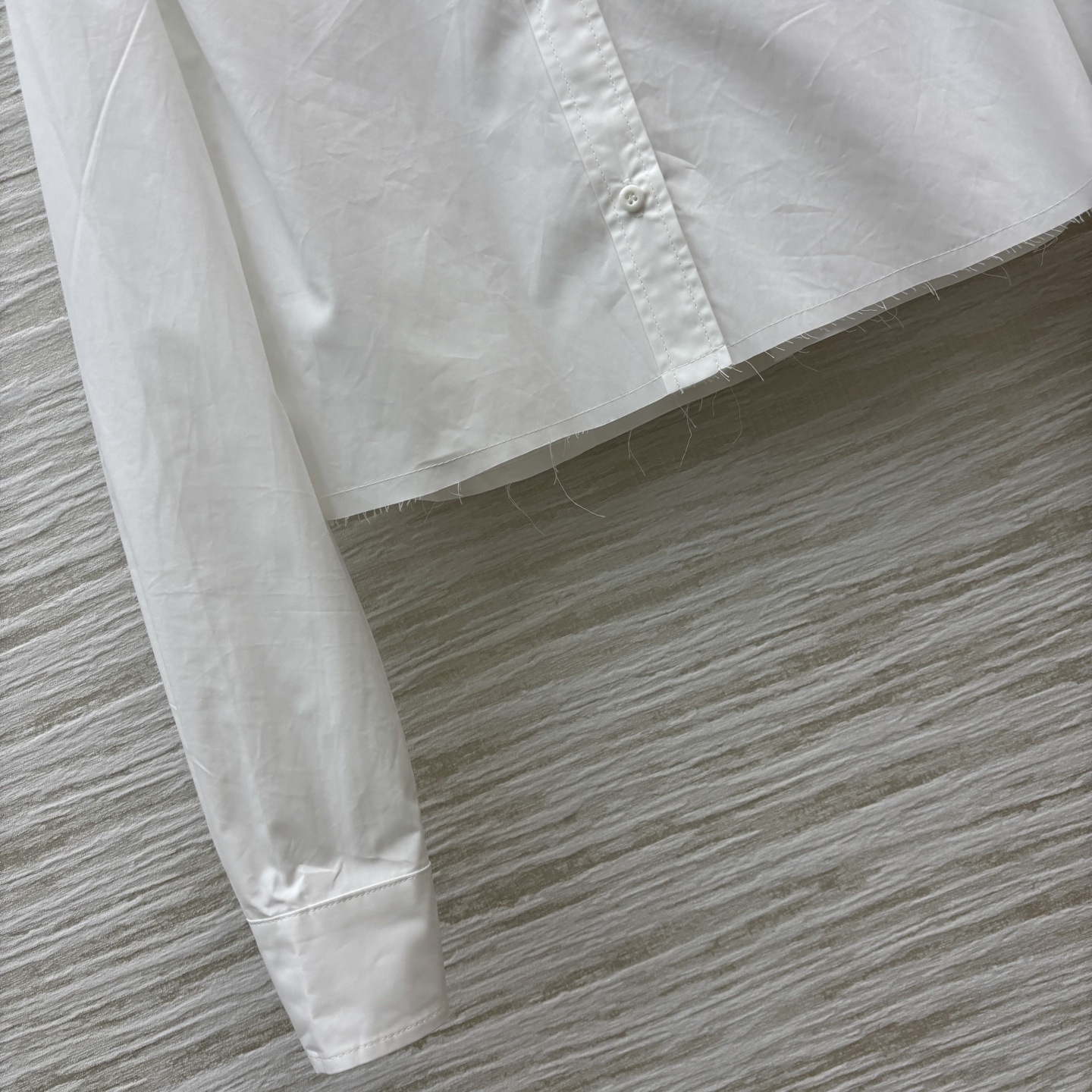 Miu家 25新款 织带拼接翻领长袖短款毛边衬衫 高级耐看 整体呈现一种闲适慵懒的氛围 日常穿着轻便透气
