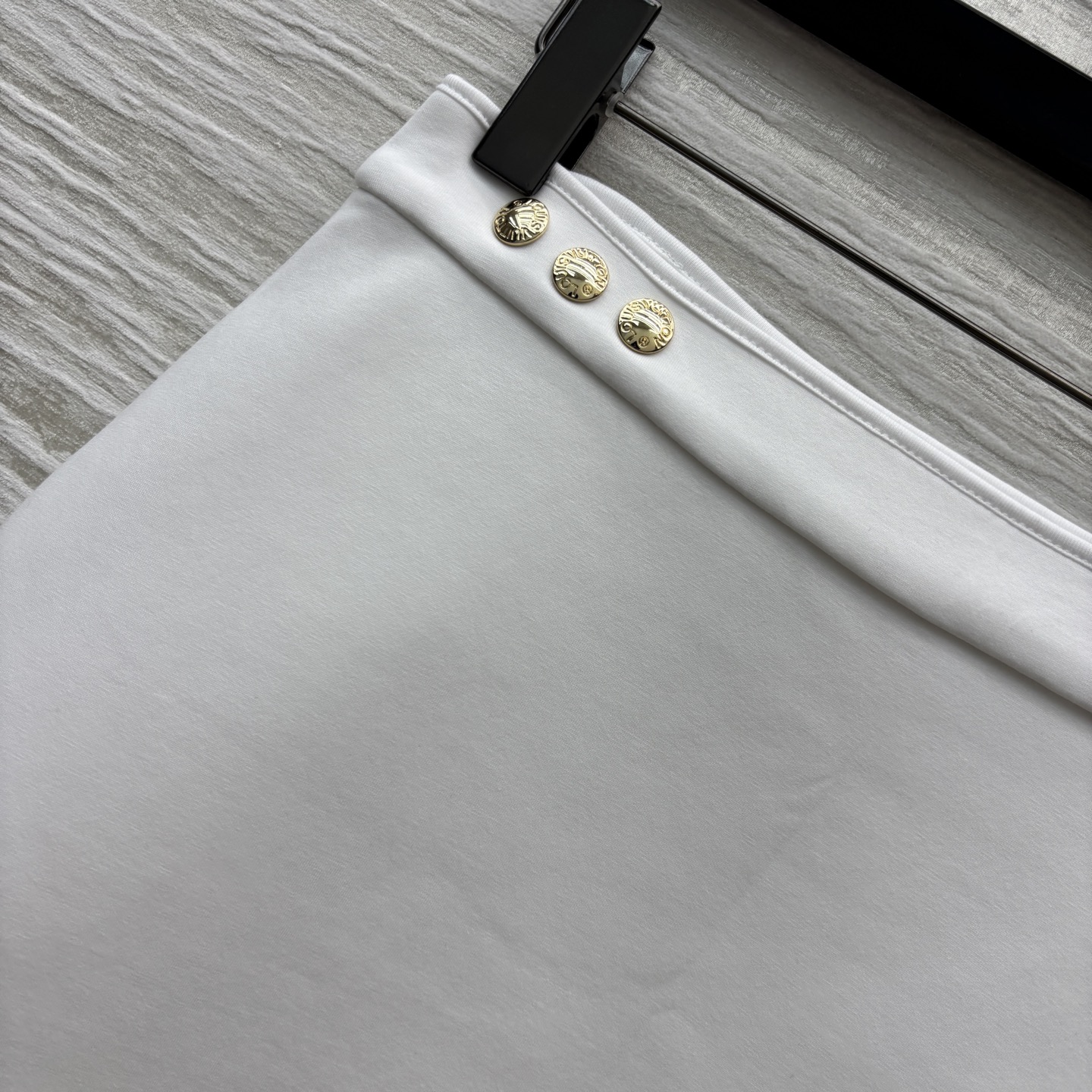 L家 25新款 一片式围裹设计裤裙  腰头上定制的金扣很好看很吸睛 一片式的设计  很特别的时髦感 版型