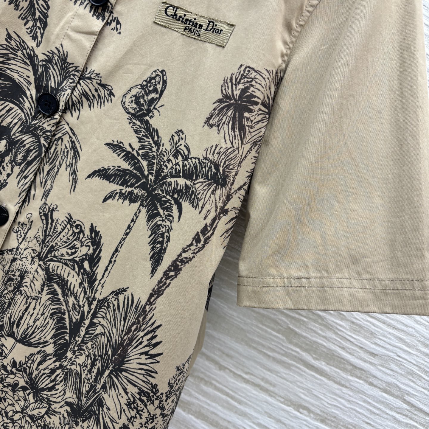 D家 25夏季新款 椰树印花系列 翻领短袖衬衣  打造夏季懒洋洋的浪漫情调  前短后长的剪裁更加拉长比例