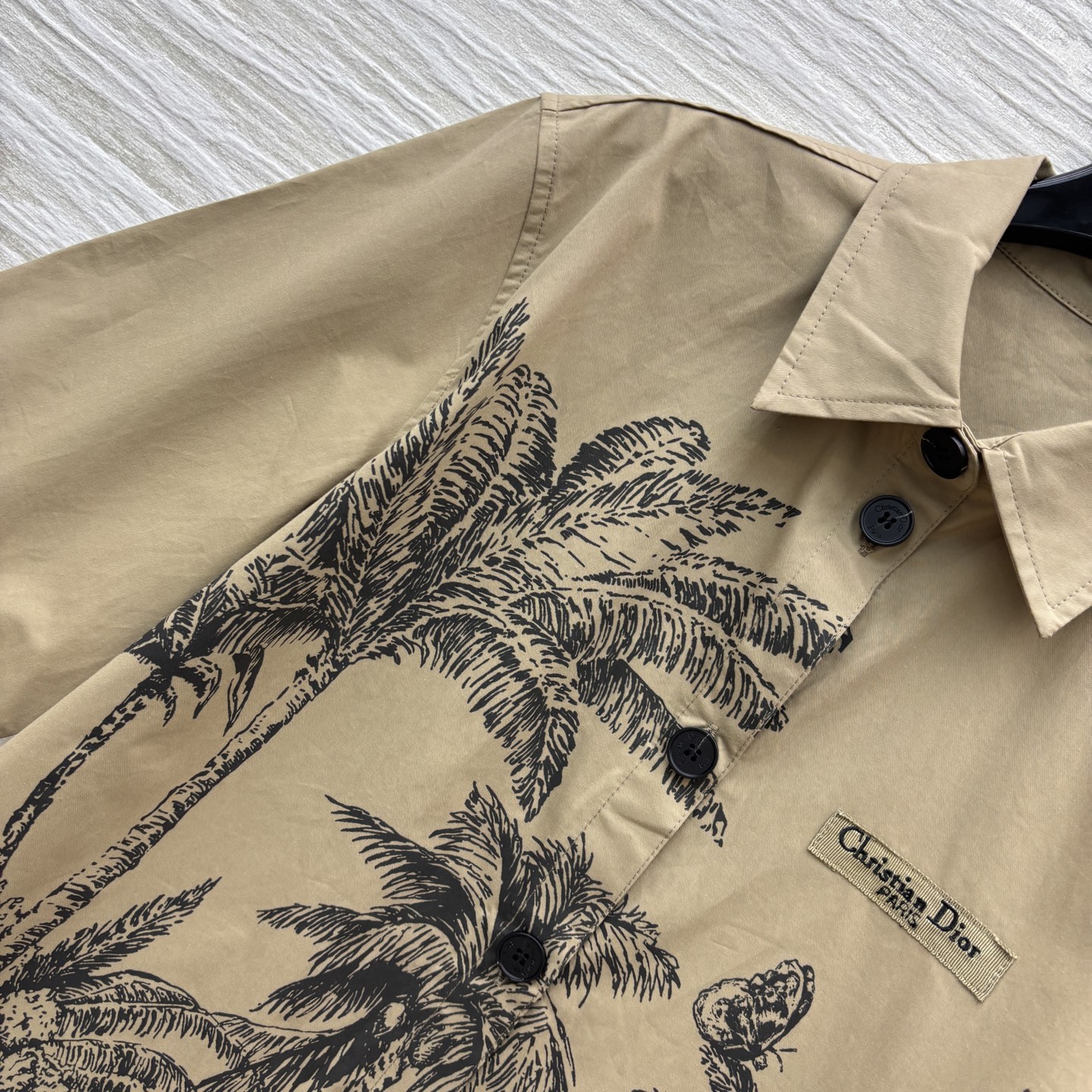 D家 25夏季新款 椰树印花系列 翻领短袖衬衣  打造夏季懒洋洋的浪漫情调  前短后长的剪裁更加拉长比例