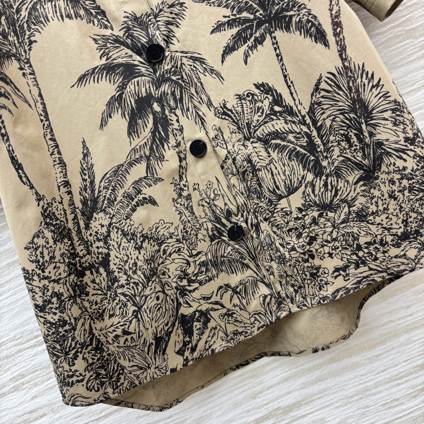 D家 25夏季新款 椰树印花系列 翻领短袖衬衣  打造夏季懒洋洋的浪漫情调  前短后长的剪裁更加拉长比例