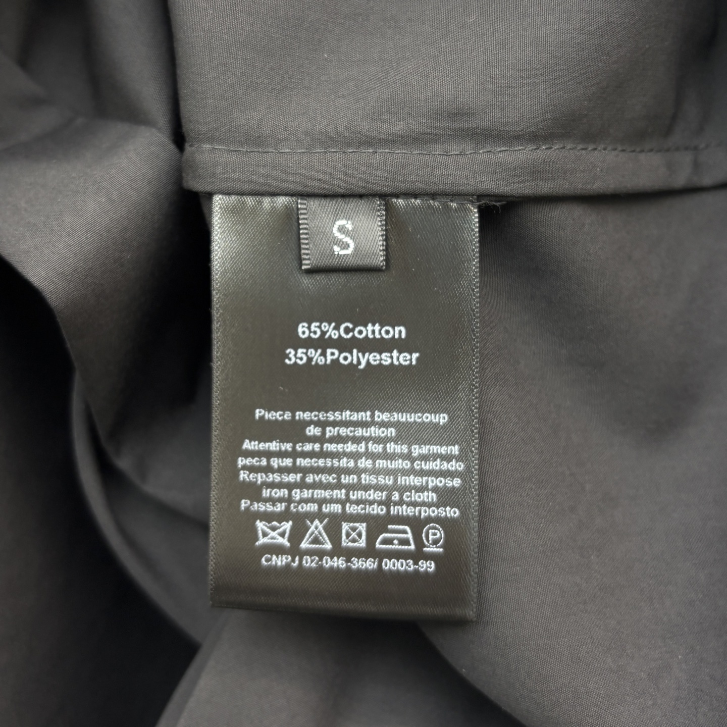Sch家 25春夏 异形扣装饰翻领短袖欧衬衫 后背字母刺绣 定制异性扣点缀 高颜值上身低调精致又优雅干练