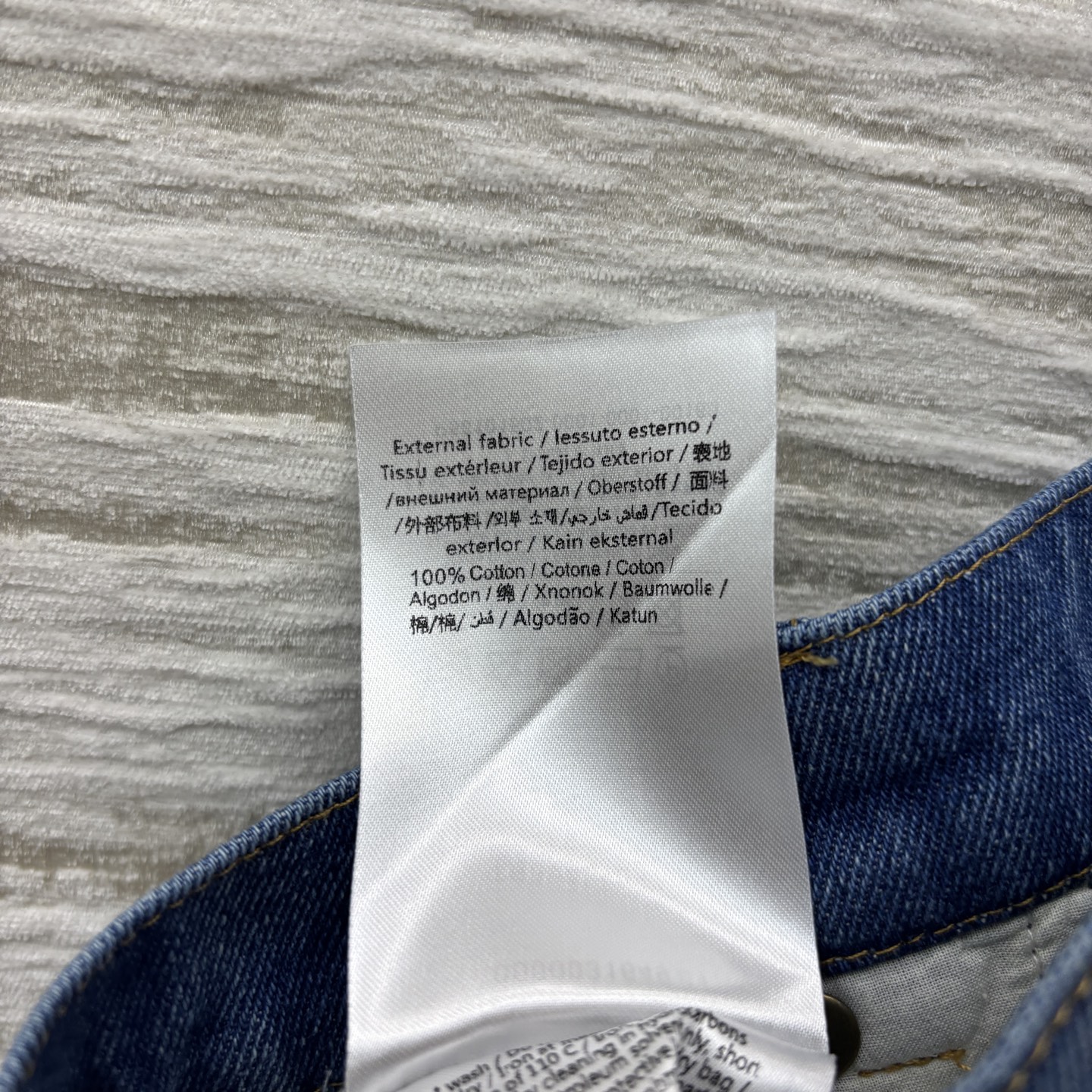 V家 25新款 荷叶边牛仔短裙 一秒的吸睛抢镜 高腰A字廓形裙摆 上身超级显腿长 完美分割身材比例 上身