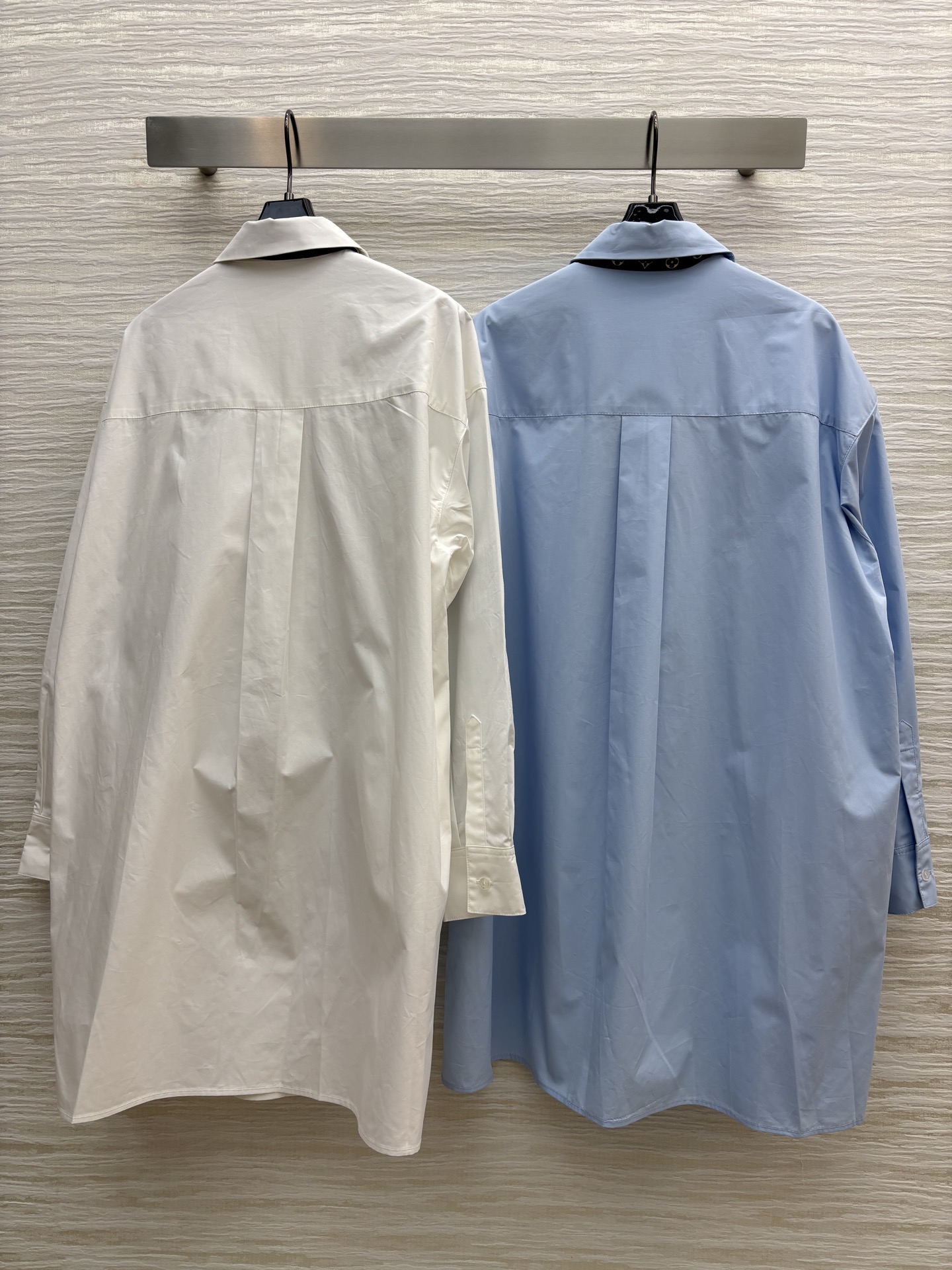 L家 25新款 丝巾装饰翻领衬衫裙 领子配有丝巾点缀 打破常规衬衫的正式 更添一丝优雅气息 宽松版型百搭