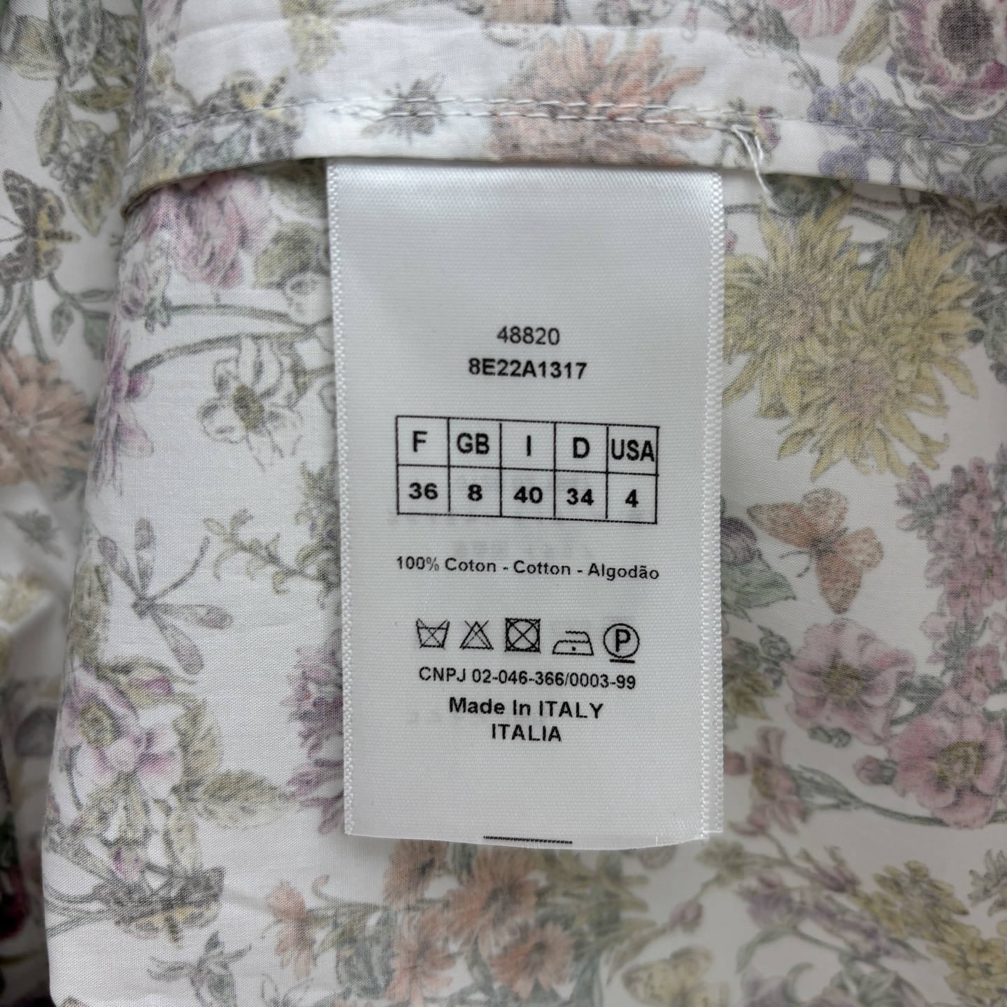 D家 25早秋新款 花卉印花衬式无袖连衣裙 经典翻领单排扣设计 定制小碎花印花面料 高级又时髦 腰间配有