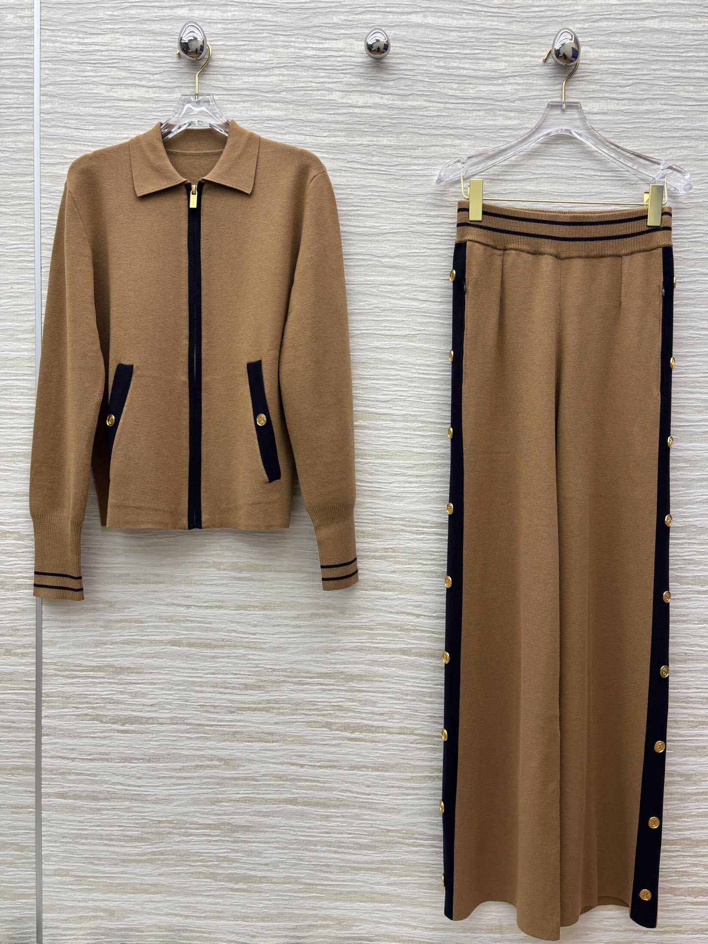 Sch 25秋冬新品 异形扣装饰拉链针织套装 翻领拉链夹克搭配直筒阔腿裤 一套上身时髦帅气范 高级配色边