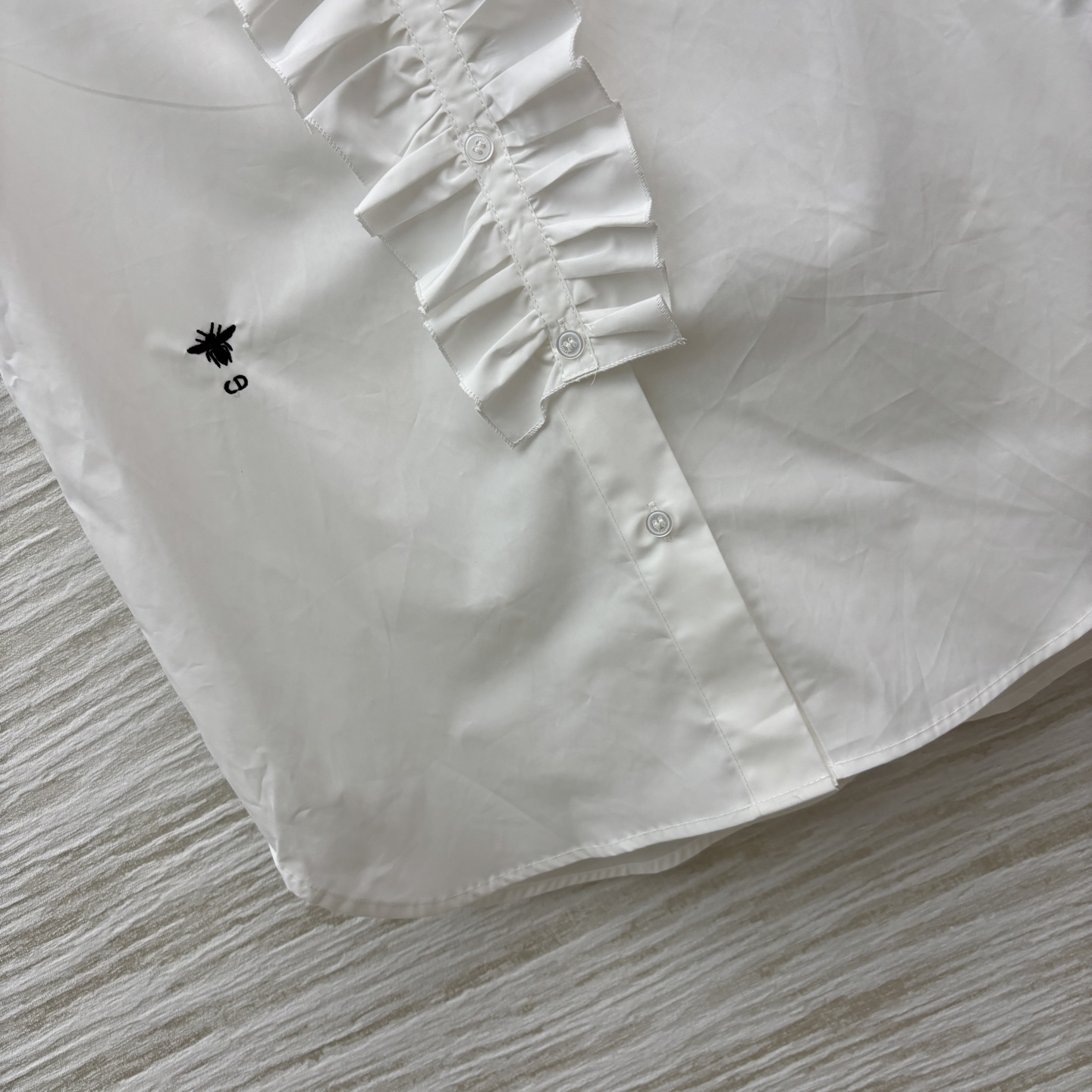 D家 25秋冬 木耳边宫廷风无袖衬衣 极简精梳府绸棉小立领衬衣 自带清冷松弛感 小蜜蜂刺绣刺绣 可拆卸木
