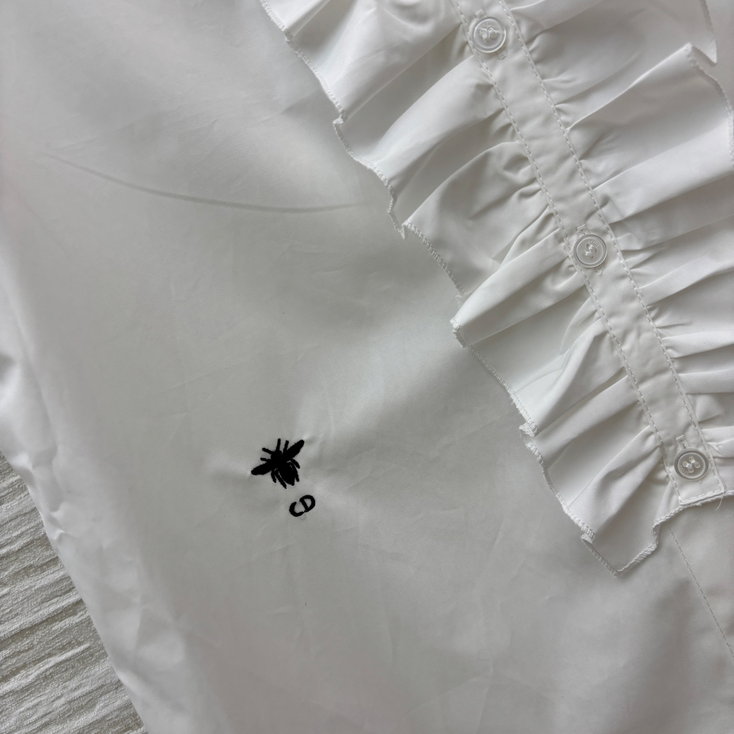 D家 25秋冬 木耳边宫廷风无袖衬衣 极简精梳府绸棉小立领衬衣 自带清冷松弛感 小蜜蜂刺绣刺绣 可拆卸木