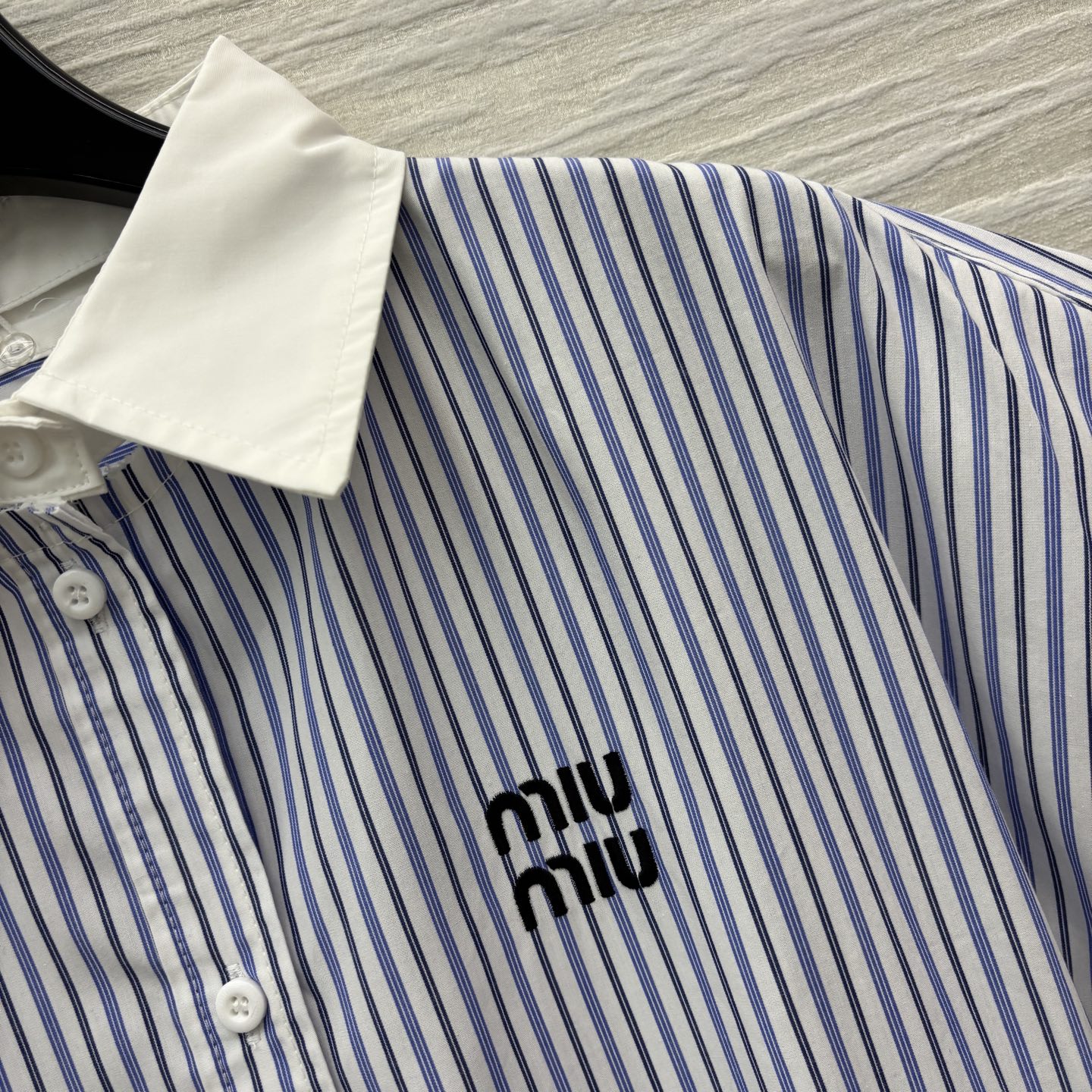 Miu家 25新款 翻色翻领条纹连衣裙 logo贴布点缀 自带小清新风格 可拆卸半裙 扣饰修饰 一套上身