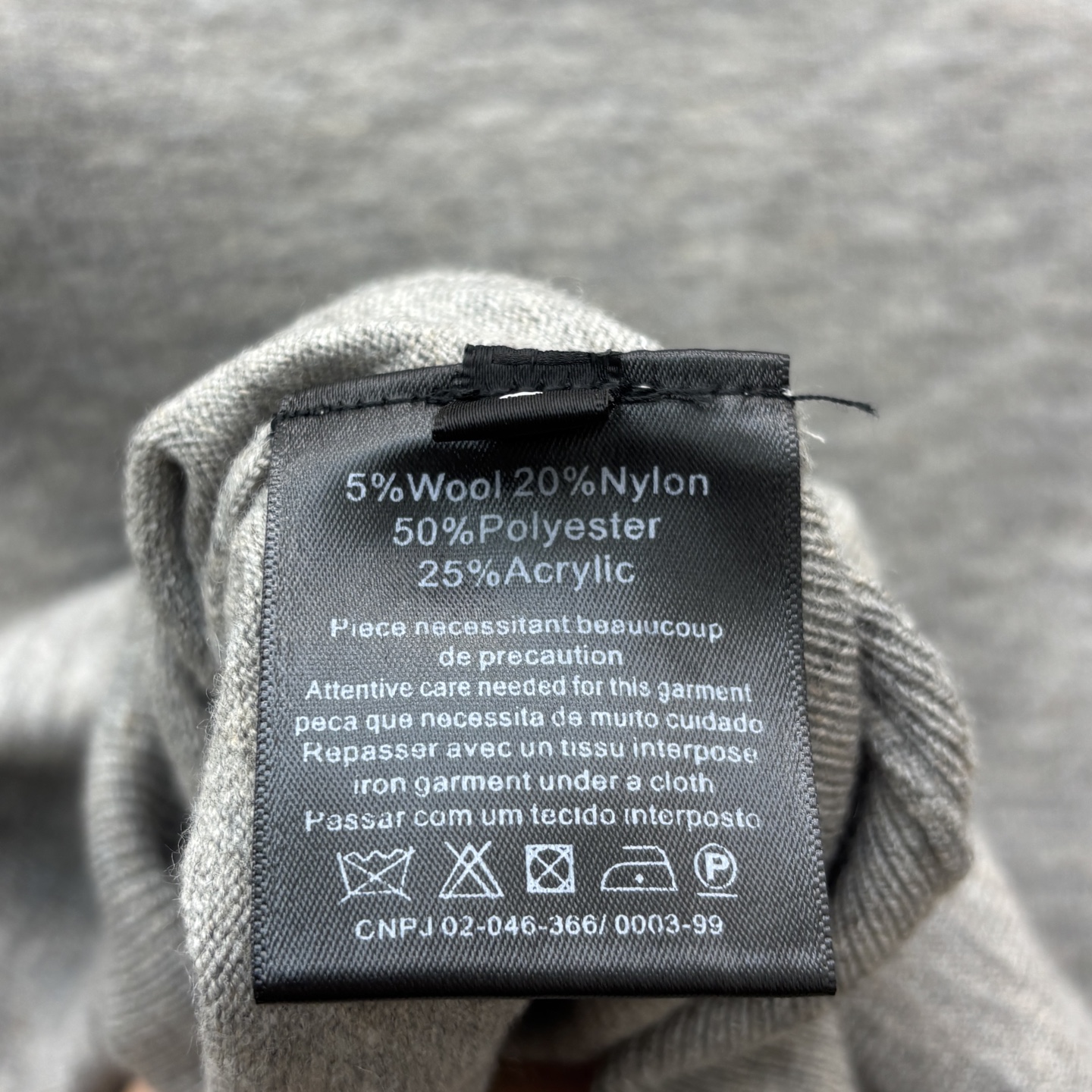 Sch 25秋冬新款 异形扣装饰袖口灰色毛衣 吸睛又时髦范 袖子异形扣点缀 吸睛又有亮点 属于不挑人的基