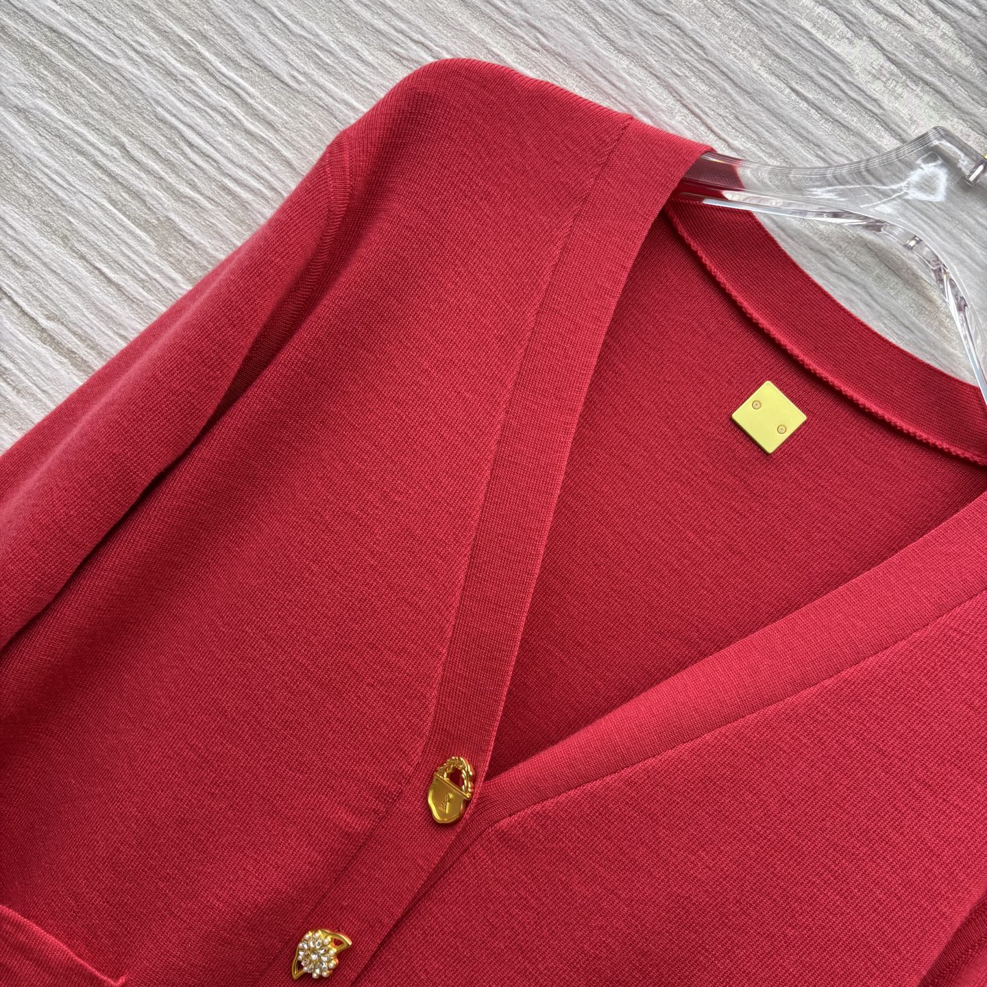 Sch 25秋冬新款 异形扣装饰V领针织开衫 宽松版型上身非常显瘦 简约又大牌 上身就是酷飒时髦减龄气质