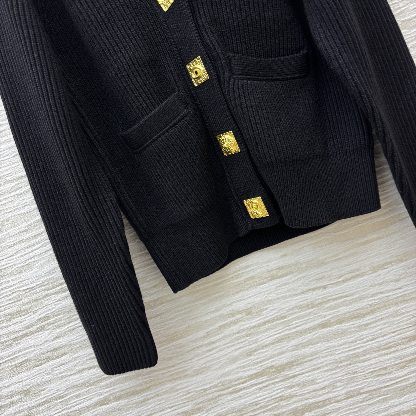 Sch 25秋冬新款 异形扣装饰V领针织开衫 宽松版型上身非常显瘦 简约又大牌 上身就是酷飒时髦减龄气质