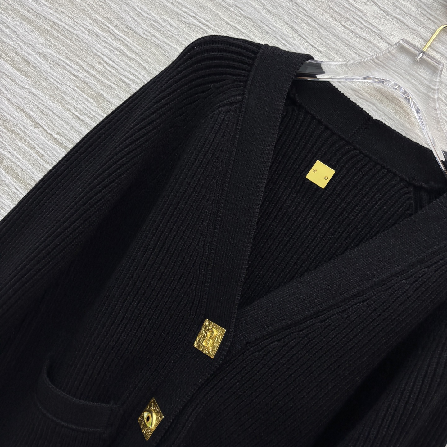 Sch 25秋冬新款 异形扣装饰V领针织开衫 宽松版型上身非常显瘦 简约又大牌 上身就是酷飒时髦减龄气质