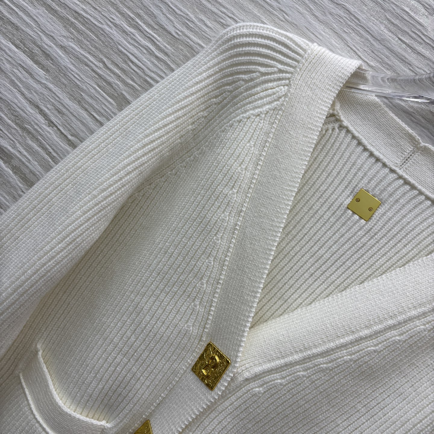 Sch 25秋冬新款 异形扣装饰V领针织开衫 宽松版型上身非常显瘦 简约又大牌 上身就是酷飒时髦减龄气质