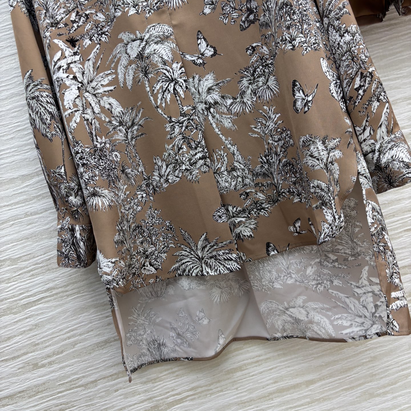 D家 25早秋新款 花卉印花长款衬衫+ A字短裤 小立领半排扣设计 前短后长的长款衬衫版型  定制小清新