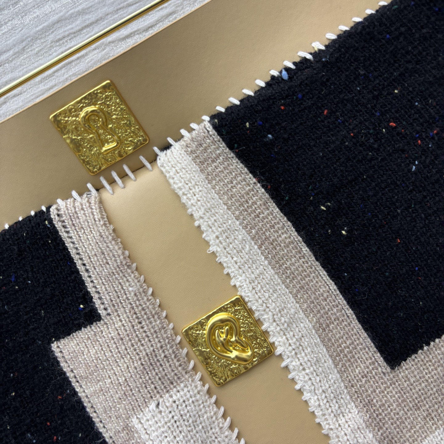 Sch 25秋冬新品 异形扣装饰几何图案设计针织套装 超纤PU皮革拼接V领夹克搭配排扣A字半裙  一套上