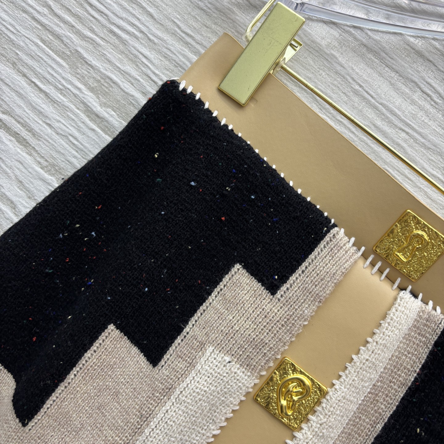 Sch 25秋冬新品 异形扣装饰几何图案设计针织套装 超纤PU皮革拼接V领夹克搭配排扣A字半裙  一套上