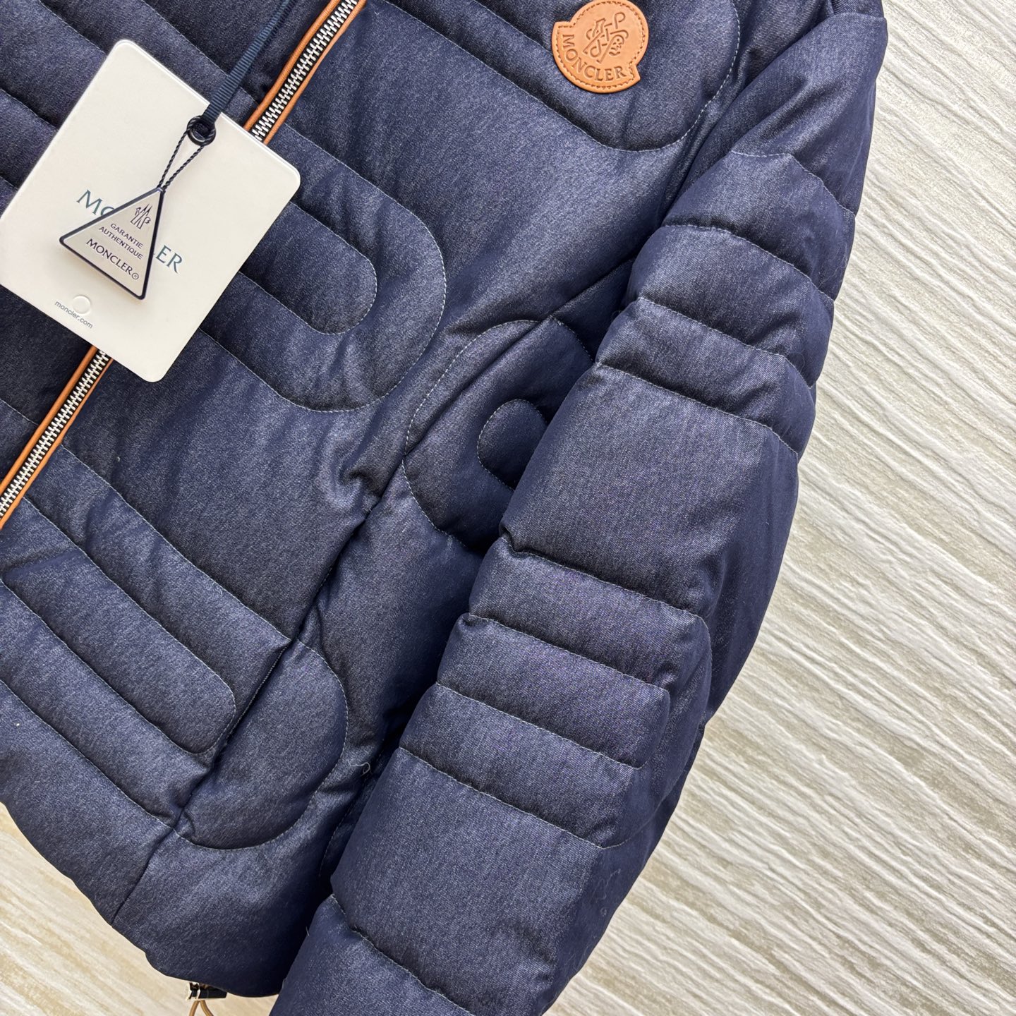 MO家 25秋冬 新款立领牛仔羽绒服外套 标志性胸章点缀 90白鹅绒填充 经典的标志性袖标点缀 90白鹅