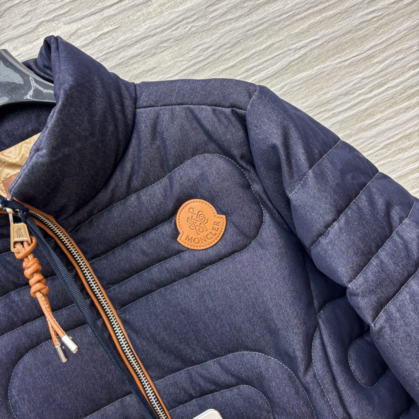 MO家 25秋冬 新款立领牛仔羽绒服外套 标志性胸章点缀 90白鹅绒填充 经典的标志性袖标点缀 90白鹅