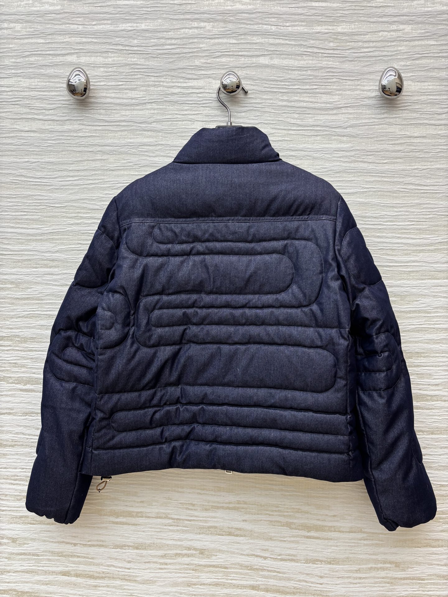 MO家 25秋冬 新款立领牛仔羽绒服外套 标志性胸章点缀 90白鹅绒填充 经典的标志性袖标点缀 90白鹅