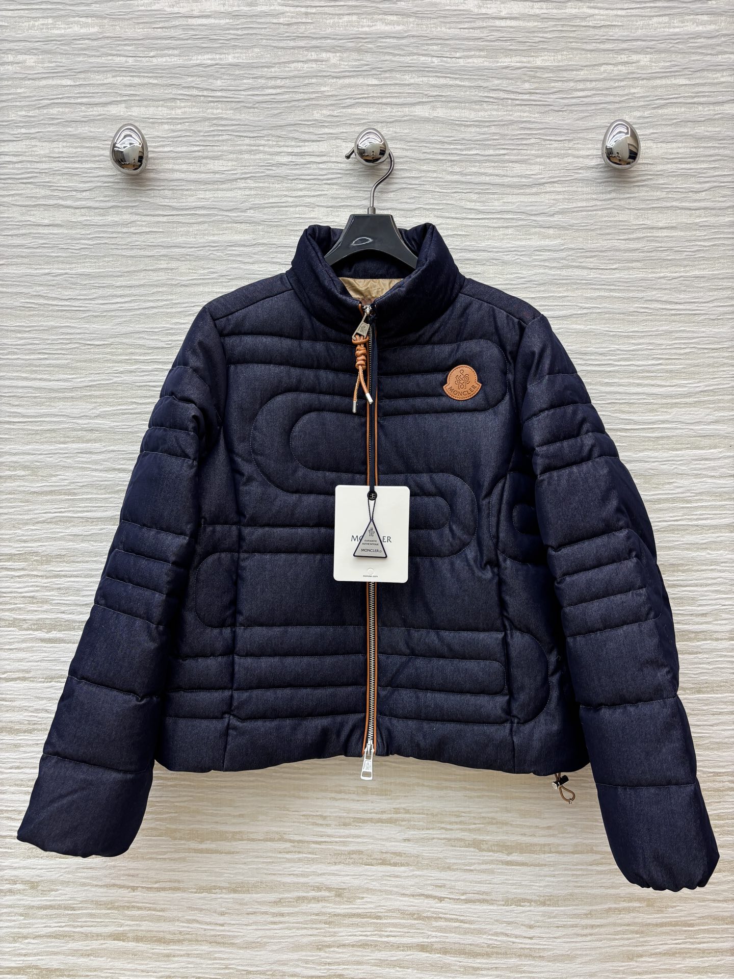 MO家 25秋冬 新款立领牛仔羽绒服外套 标志性胸章点缀 90白鹅绒填充 经典的标志性袖标点缀 90白鹅