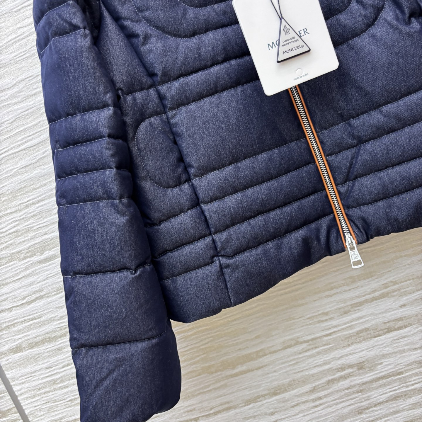 MO家 25秋冬 新款立领牛仔羽绒服外套 标志性胸章点缀 90白鹅绒填充 经典的标志性袖标点缀 90白鹅