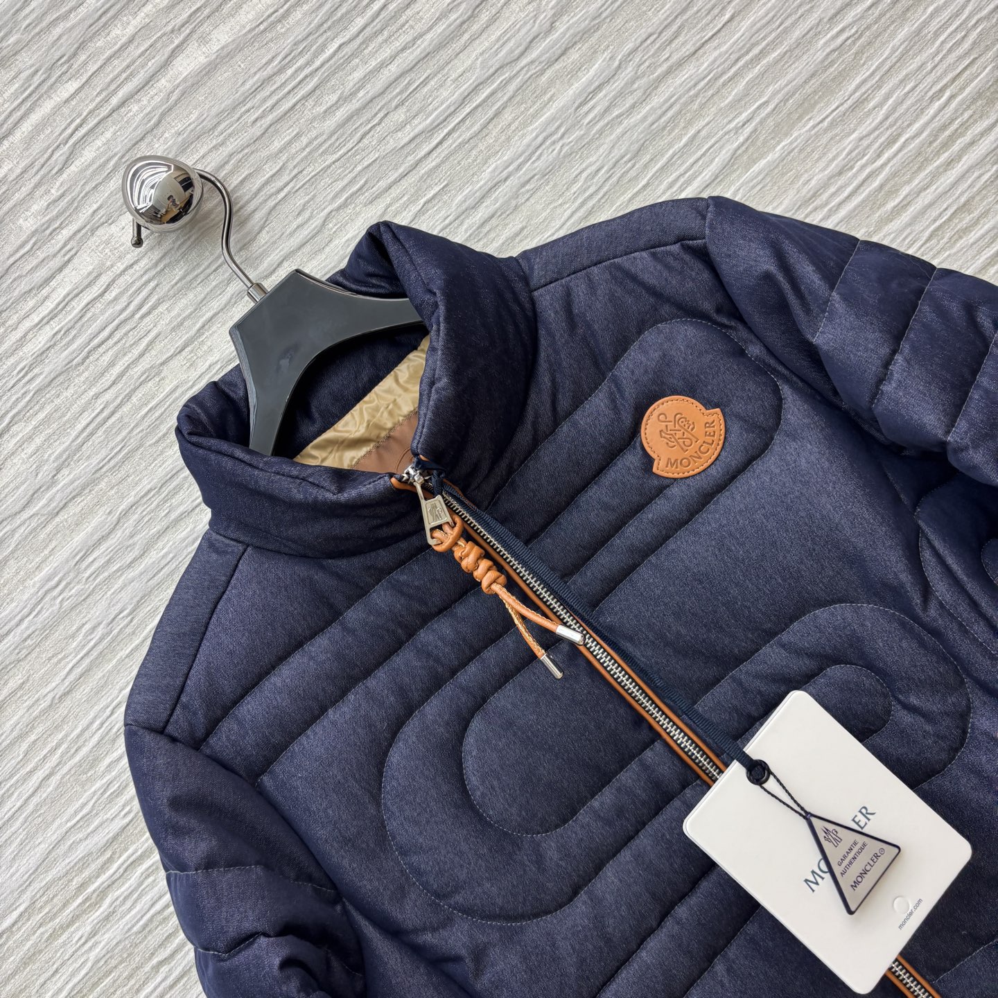 MO家 25秋冬 新款立领牛仔羽绒服外套 标志性胸章点缀 90白鹅绒填充 经典的标志性袖标点缀 90白鹅