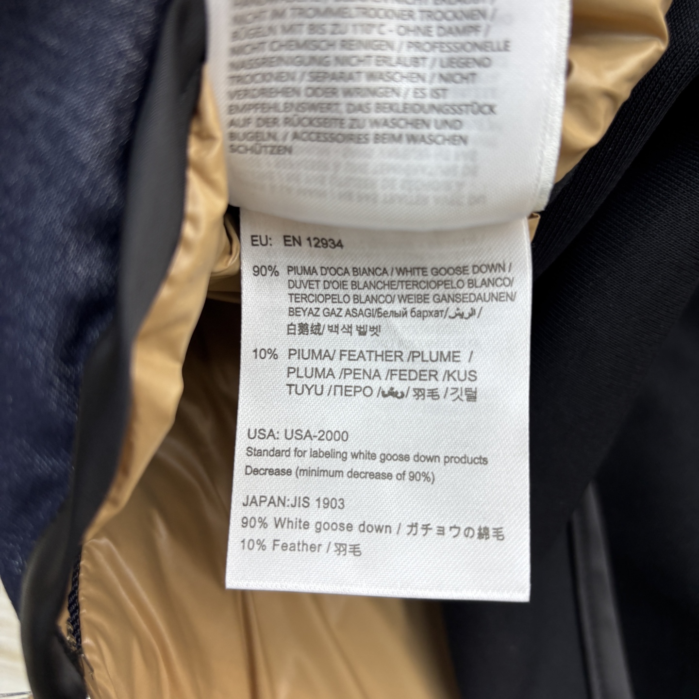Mo25秋冬 针织袖拼接牛仔立领羽绒服外套  经典的标志性袖标点缀 90白鹅绒填充  经典百搭款  上身