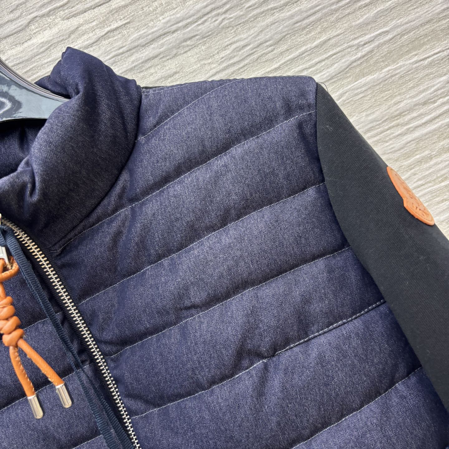 Mo25秋冬 针织袖拼接牛仔立领羽绒服外套  经典的标志性袖标点缀 90白鹅绒填充  经典百搭款  上身