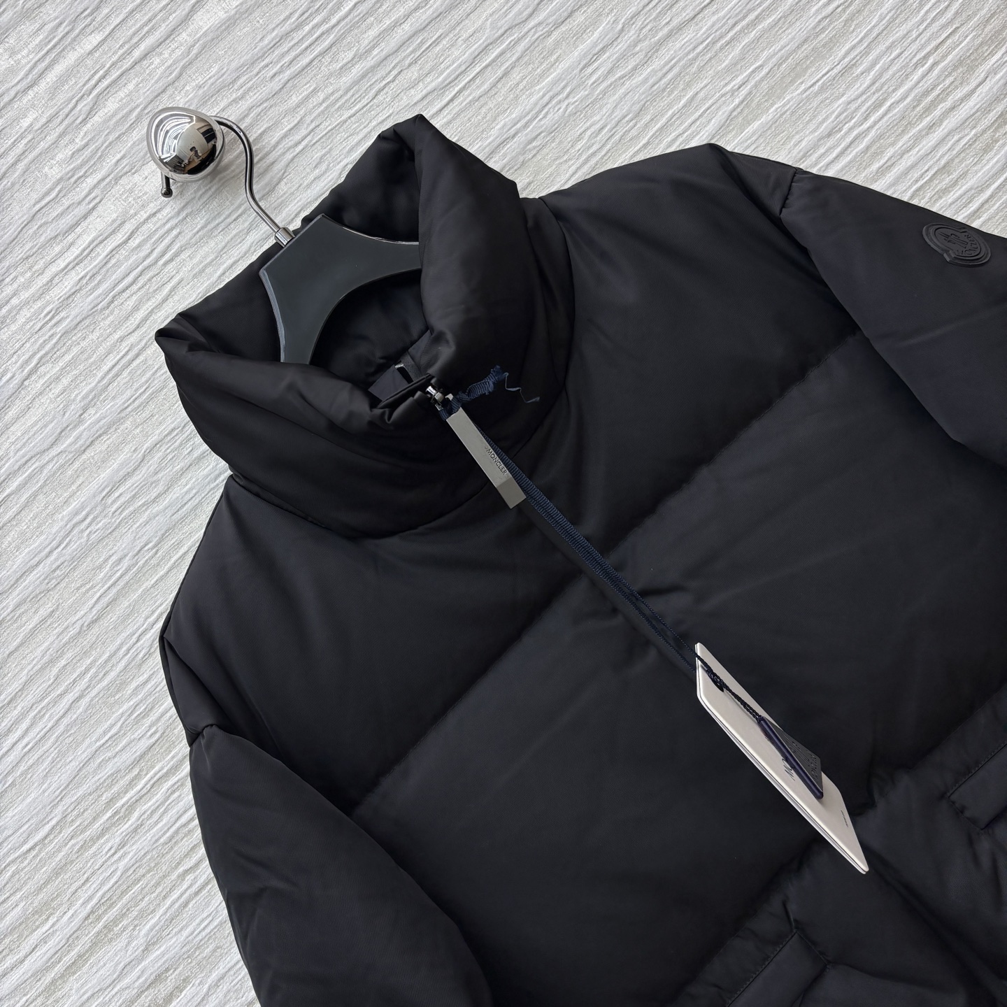 M家 25秋冬 立领短款横条羽绒服外套 立领短款面包版型 上身显瘦不挑人 经典的爆款版型 衣袖品牌log