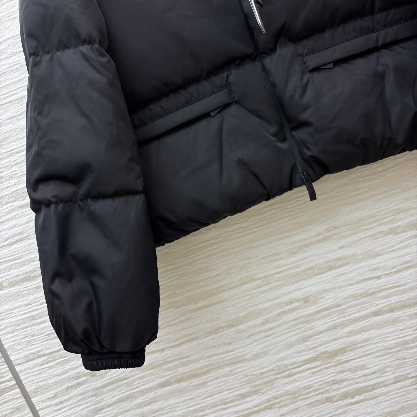 M家 25秋冬 立领短款横条羽绒服外套 立领短款面包版型 上身显瘦不挑人 经典的爆款版型 衣袖品牌log