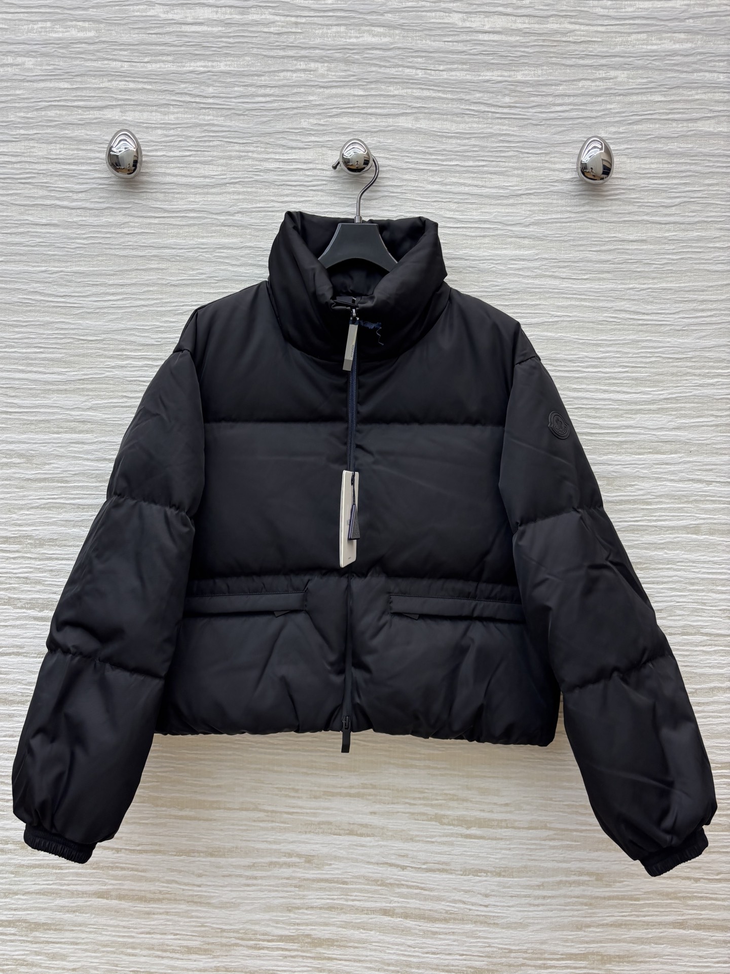 M家 25秋冬 立领短款横条羽绒服外套 立领短款面包版型 上身显瘦不挑人 经典的爆款版型 衣袖品牌log